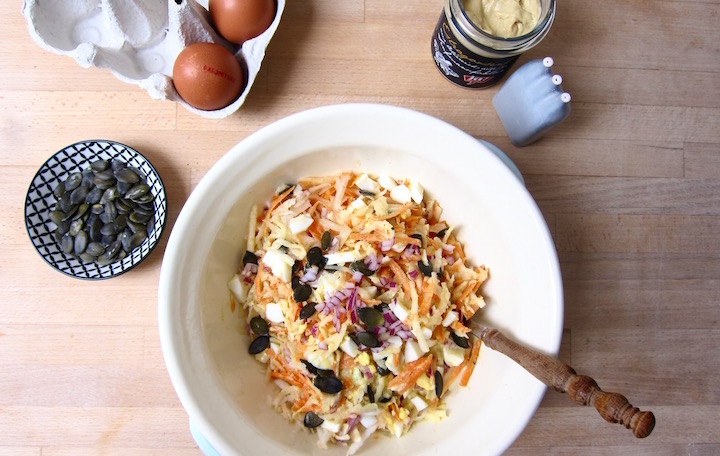 Raspelsalat mit Ei und Estragon-Senf-Dressing