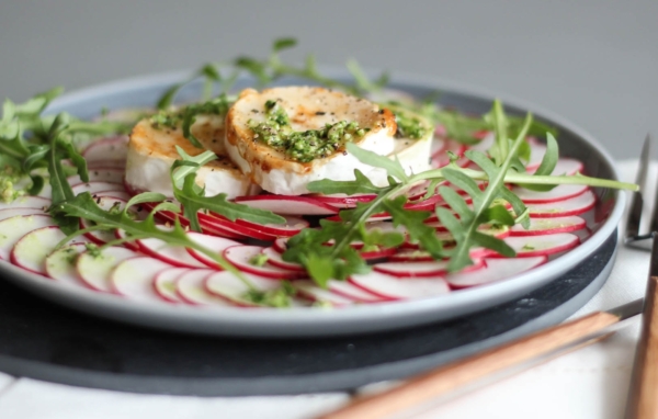 Radieschencarpaccio mit Petersilienpesto und karamellisiertem Ziegenkäse