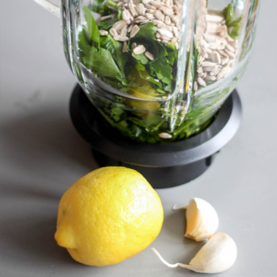 Bio-Zitronen, Knoblauch und weitere Zutaten in einem Mixer.