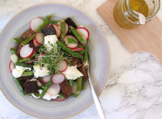 Radieschen-Brot-Salat mit Spargel und Mozzarella | Rezept – Ja! Natürlich