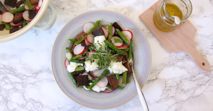 Radieschen-Brot-Salat mit Spargel und Mozzarella