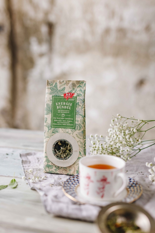 Eine Packung Ja! Natürlich Bio-Energiebündeltee und eine Tasse Tee.
