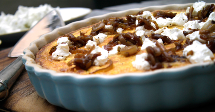 Quiche mit karamellisierten Schalotten, Ziegenfrischkäse und Blattsalat