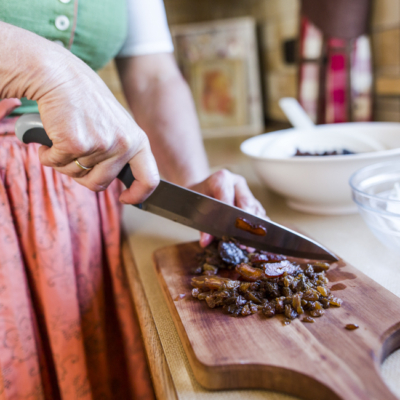 Jemand schneidet Bio-Datteln.