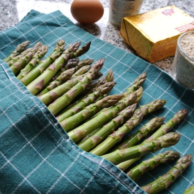 Spargel und Ja! Natürlich Bio-Butter.