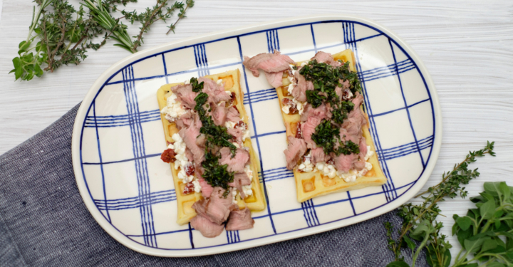 Pikante Waffeln mit Junglammfleisch