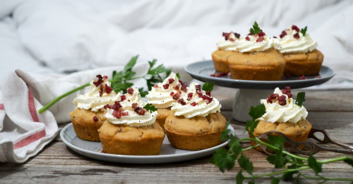 Pikante Speck-Bier-Cupcakes mit Frischkäse-Topping