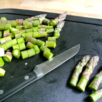 Geschnittener Bio-Spargel auf einem Schneidebrett.