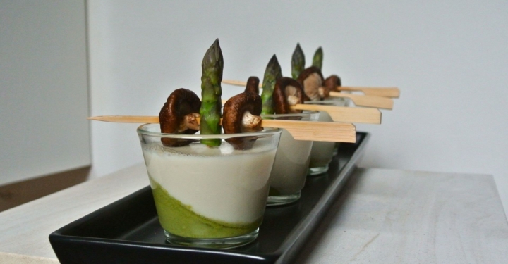 Pikante Spargel-Panna-Cotta mit Pilz-Spießchen