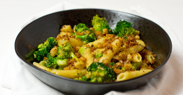 Penne mit Brokkoli, Speck und Brotcrunch