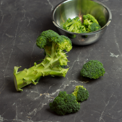 Bio-Brokkoli in einer Schale.