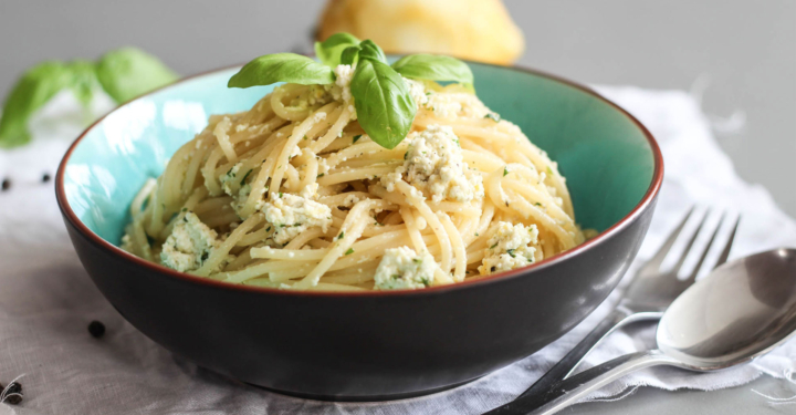 Pasta mit hausgemachtem Ricotta, Zitrone und Basilikum