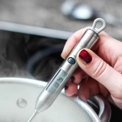 Jemand misst die Wassertemperatur.