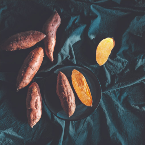 Süßkartoffel aufgeschnitten auf dunklem Tuch - Ja! Natürlich