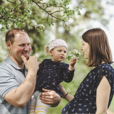 Familie Hofer, Kind mit Apfel Blüte - Ja! Natürlich