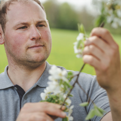 Bio-Bauer Matthias Hofer mit Apfel Blüte - Ja! Natürlich