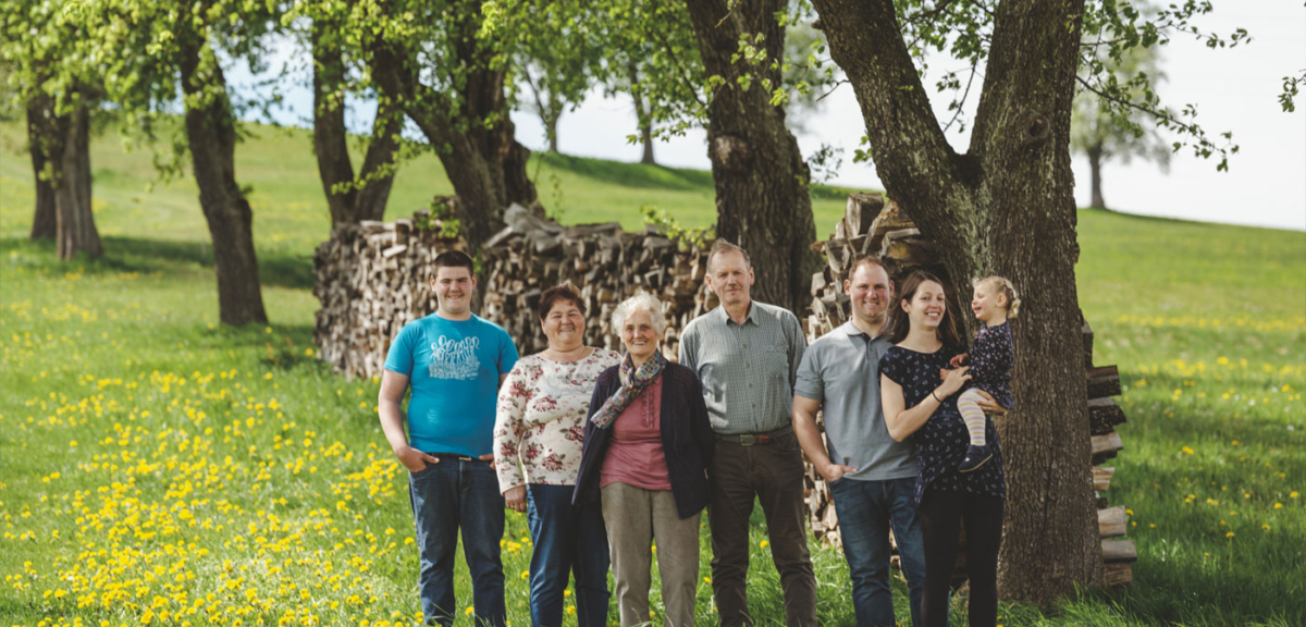 Familie Hofer am Biohof neben Apfelbäumen - Ja! Natürlich