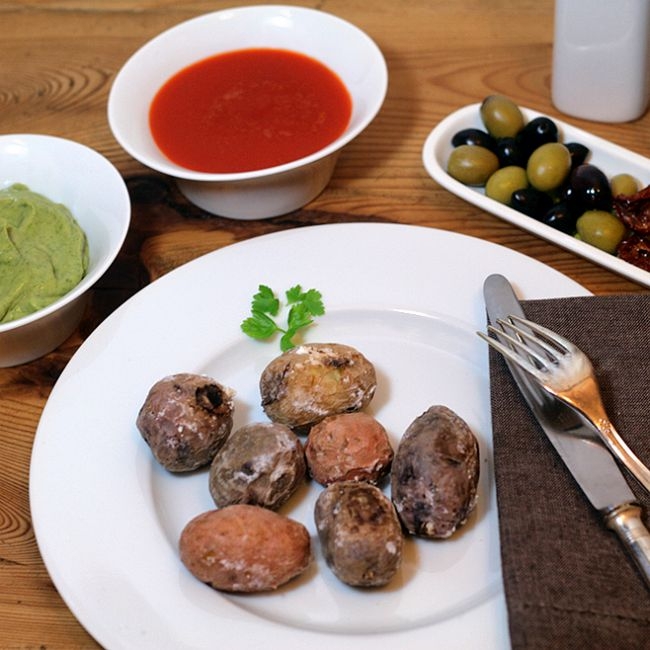 Papas arrugadas con mojo verde y rojo: Spanische Schrumpf-Erdäpfel & Dips