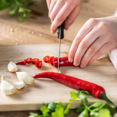 Knoblauch und Chili fein hacken
