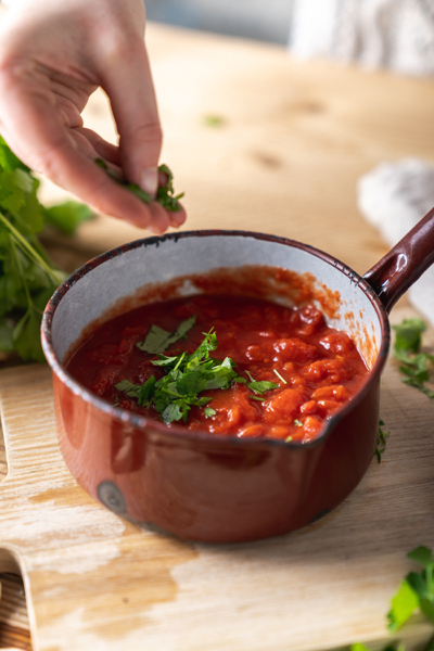 Tomatensauce mit Petersilie verfeinern