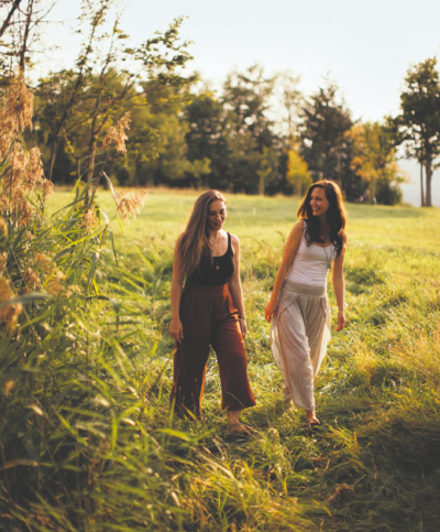 Ernährung im Einklang mit dem Zyklus, Haselmayr & Rosenberger auf der Wiese - Ja! Natürlich