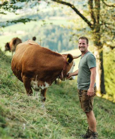 Martin Schauer auf der Weide neben Rind - Ja! Natürlich