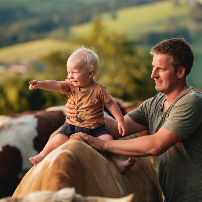 Bio-Bauer Schauer mit Sohn auf Rind- Ja! Natürlich
