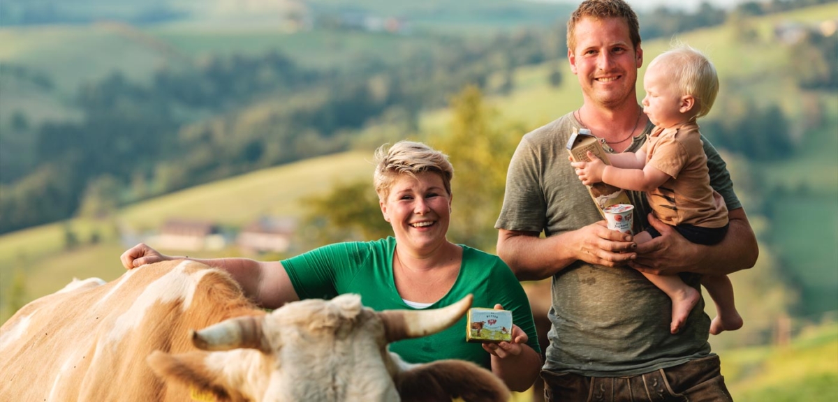 Familie Schauer mit ihren Ja! Natürlich Produkten