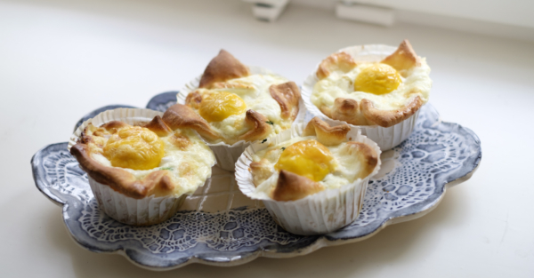 Oster-Muffins mit Ei, Blattspinat und Feta