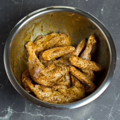 Marinierte Bio-Hühnerkeulen in einer Schüssel.