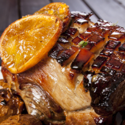 Bio-Schweinsbraten auf einem Teller.