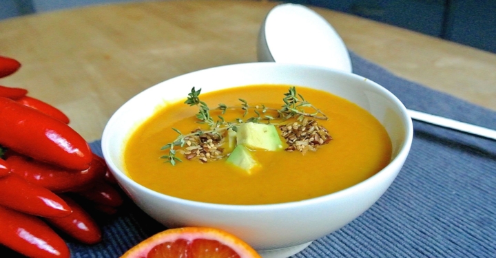 Orangen-Karotten-Ingwersuppe mit Thymian-Reiscracker