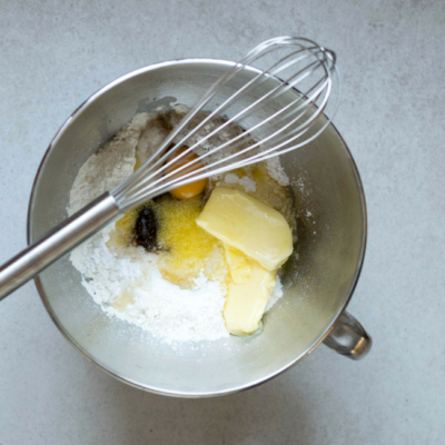 Eine Schüssel mit Bio-Eiern, Mehl, Butter und Zucker.