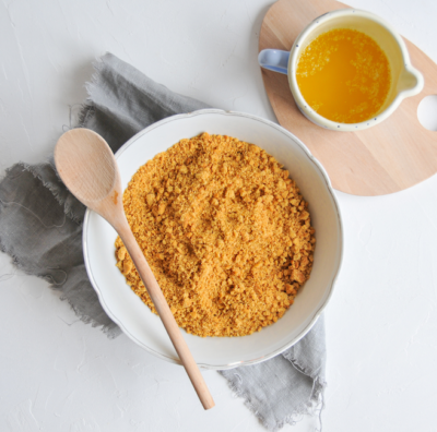 Vermengte Bio-Butter und Keksmasse in einer Schüssel.