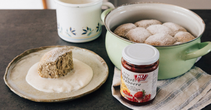 Mohnbuchteln mit Ribisel-Erdbeere Fruchtaufstrich