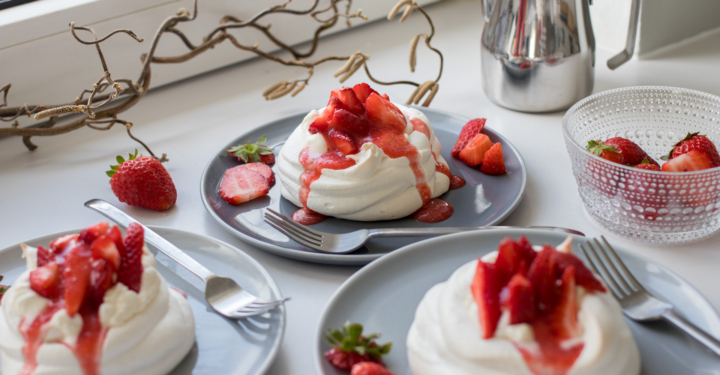 Mini-Pavlovas mit Erdbeeren