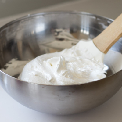 Jemand mischt die Zutaten in der Schüssel.