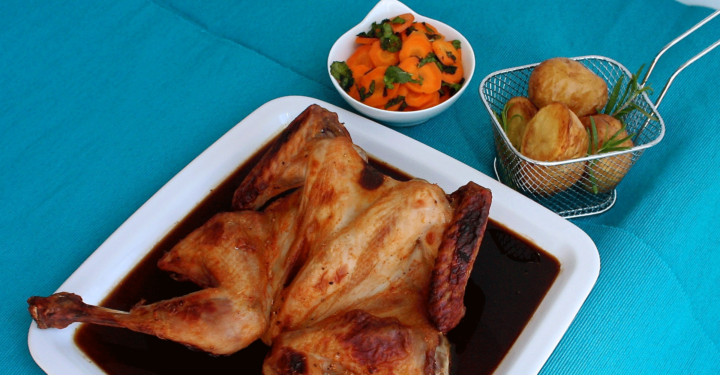 Mini-Bratgockel mit heurigen Erdäpfeln, Minzkarotten und Jus