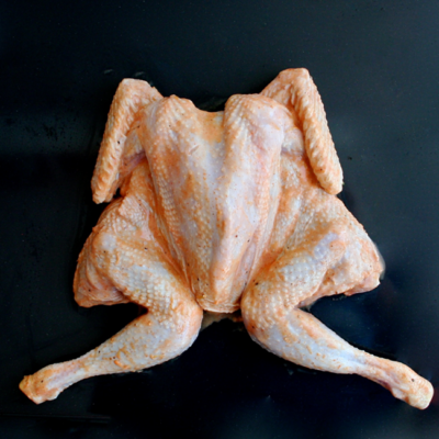 Ein rohes Bio-Brathendl.