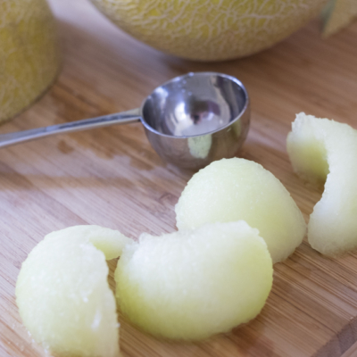 Ausgelöffeltes Fruchtfleisch einer Bio-Zuckermelone.