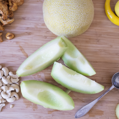 Eine aufgeschnittene Bio-Zuckermelone.