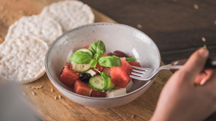 Melonen-Basilikum-Feta Bowl mit Reiswaffel-Crisp