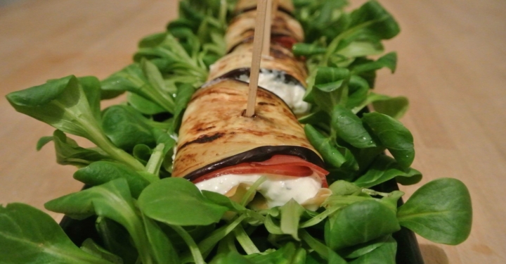 Melanzani-Ziegenkäse-Rollatini mit Speck