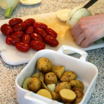 Jemand schneidet Bio-Gemüse.