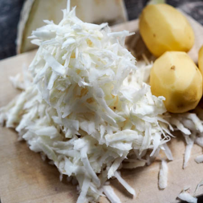 Geriebener Bio-Käse und Erdäpfel.