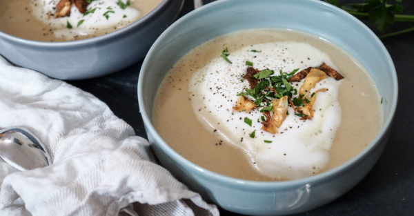 Maroni-Suppe mit Selleriechips und Petersilie