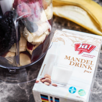 Eine Packung Ja! Natürlich Bio-Mandeldrink.