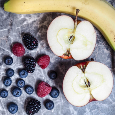 Bio-Äpfel, Beeren und Bananen.
