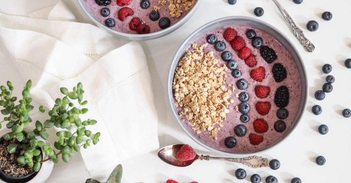 Lila Smoothie-Bowl mit Müsli | Rezept