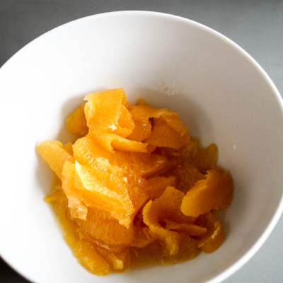 Eine Schüssel mit geschnittenen und geschälten Bio-Orangenstücken.